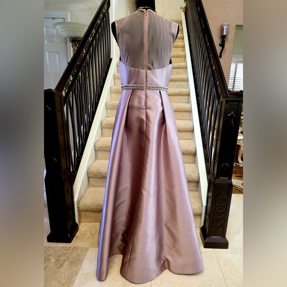 Great condition!! Gorgeous Nicole Miller Long Formal Gown Dress - Picture 5 of 9